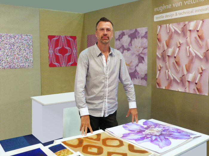 Eugene van Veldhoven bij een tentoonstelling van zijn werk